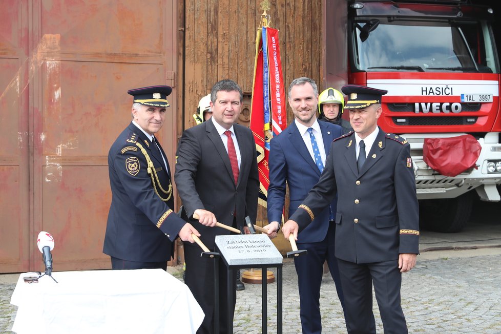 Slavnostnímu poklepání na základní kámen byli přítomni (zleva) brigádní generál Hasičského záchranného sboru ČR Drahoslav Ryba, ministr vnitra Jan Hamáček, primátor hlavního města Zdeněk Hřib a brigádní generál Hasičského záchranného sboru hl. m. Roman Hlinovský.