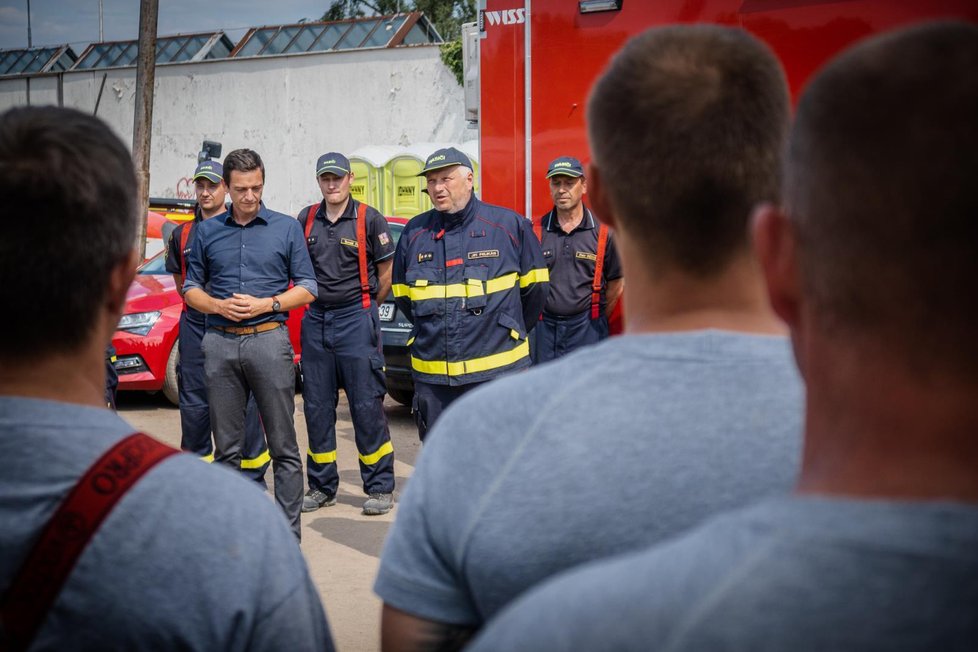 Členům hasičského záchranného útvaru se dostalo velkého uznání od hejtmana i obyvatel zasažených obcí.