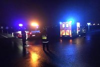 Hasiče u Prahy při práci srazil bezohledný řidič: Od nehody pak ujel