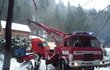 Řidič kamionu se dřevem ve Stromkovicích u Jablonce nad Jizerou nezvládl svůj vůz a na zledovatělém povrchu havaroval.