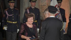 Helena Haškovcová převzala z rukou prezidenta Zemana státní vyznamenání (28.10. 2019)