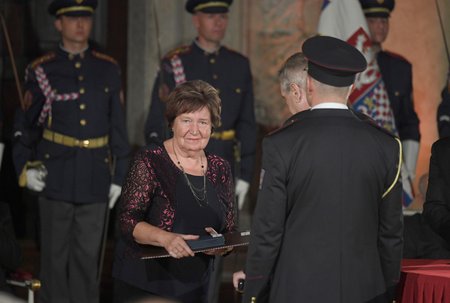 Helena Haškovcová převzala z rukou prezidenta Zemana státní vyznamenání (28.10. 2019)