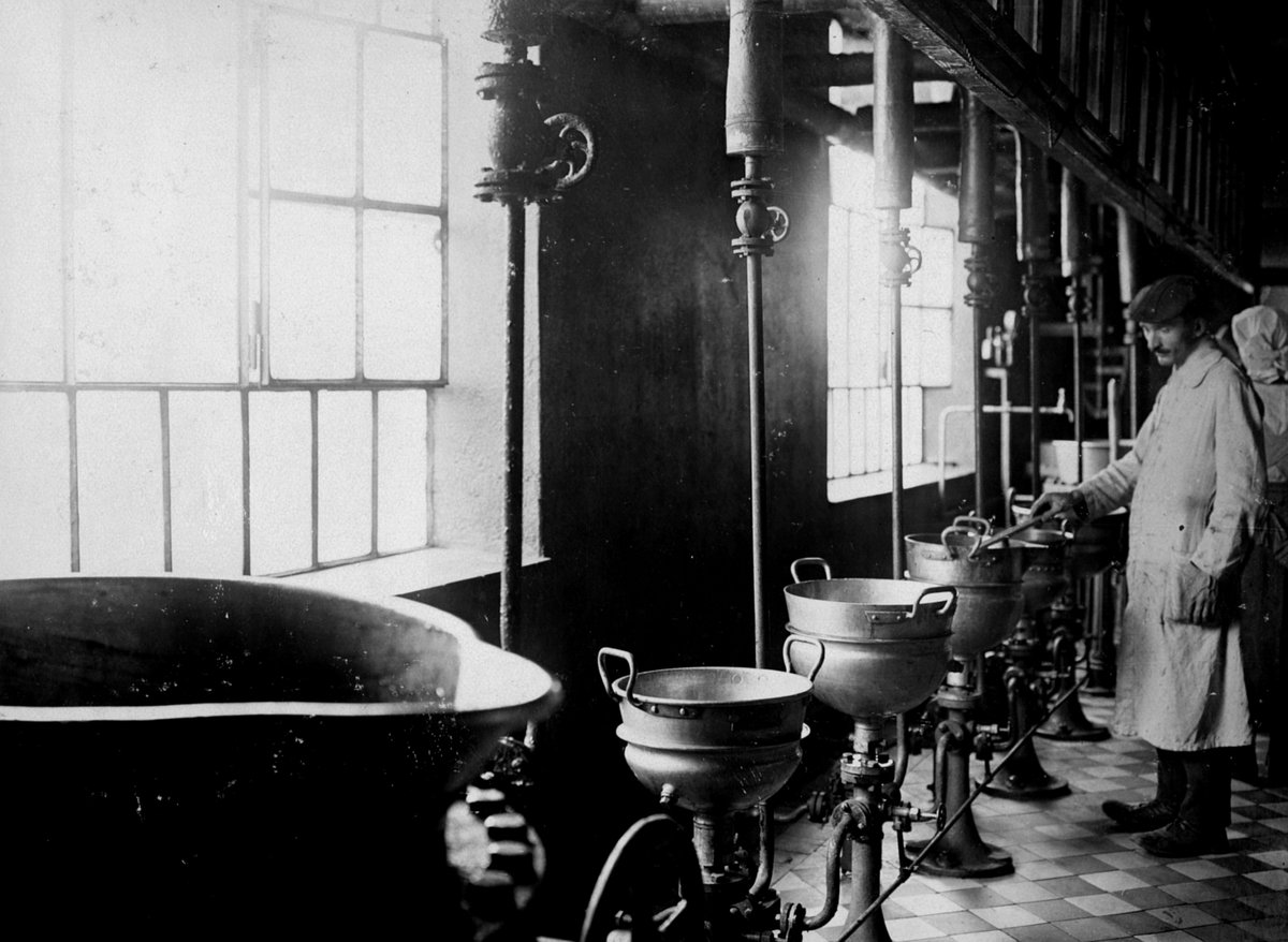 Historická fotografie z výroby Hašlerek