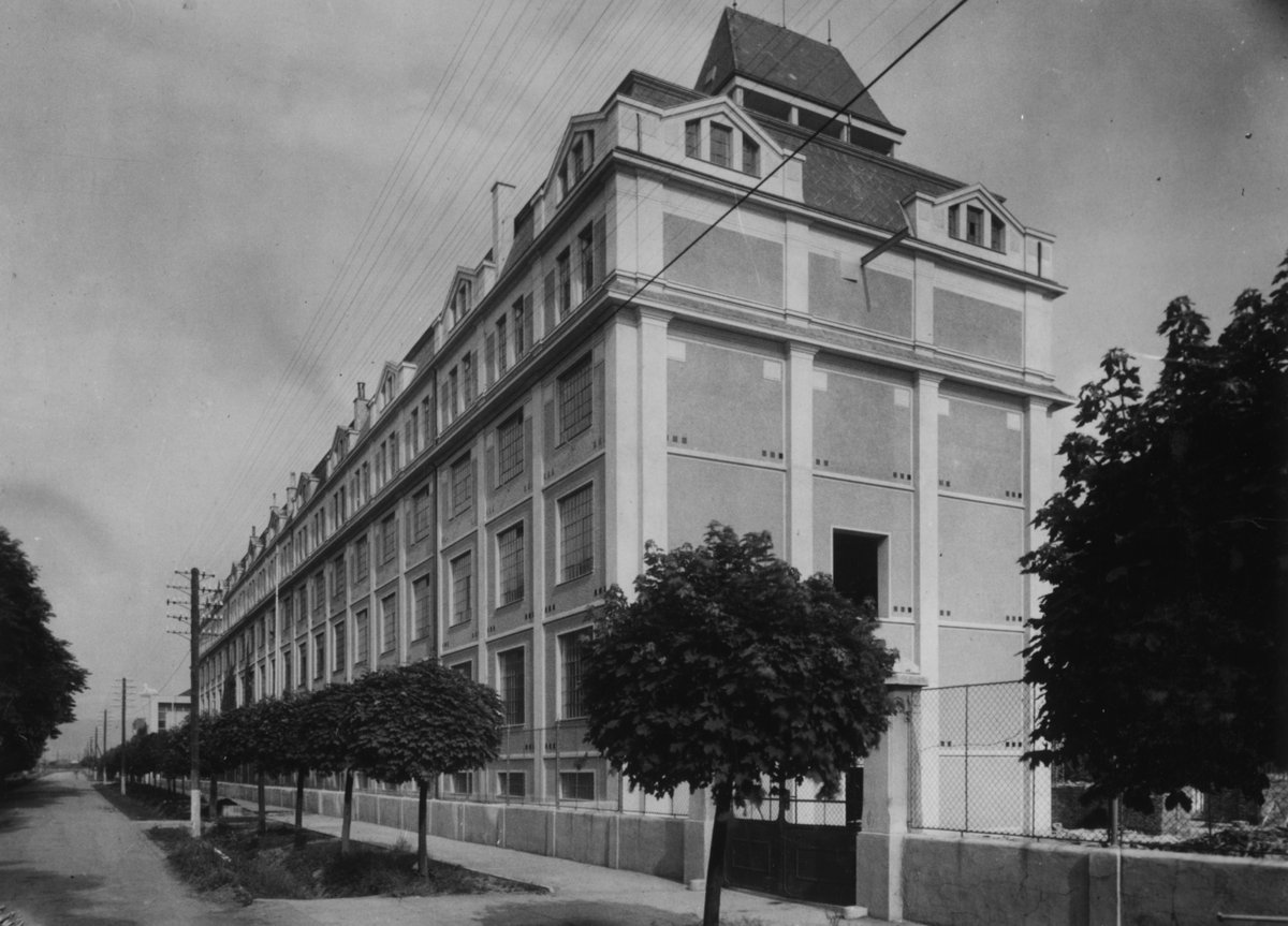 Závod Sfinx byl založen Philippem Kneislem v roce 1863 v Holešově. Z počátku se jednalo o malou fabriku na výrobu tvrdých kandytů, avšak jak šel čas a fabrika zvětšovala objemy výroby, bylo nutné ji přemístit do větších prostor. Po 53 letech od svého založení se tak výroba přesunula do Všetul, kde továrna sídlí do dnes.