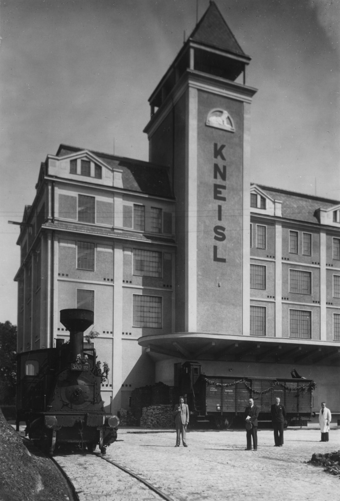 Závod Sfinx byl založen Philippem Kneislem v roce 1863 v Holešově. Z počátku se jednalo o malou fabriku na výrobu tvrdých kandytů, avšak jak šel čas a fabrika zvětšovala objemy výroby, bylo nutné ji přemístit do větších prostor. Po 53 letech od svého založení se tak výroba přesunula do Všetul, kde továrna sídlí do dnes.