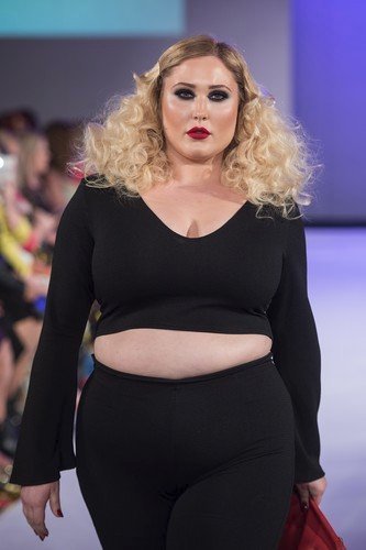 Hayley Hasselhoff je krev a mlíko a dělá modelku XXL.