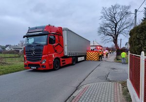 V obci Hať srazil řidič kamionu (59) cyklistku (†77) při couvání. Žena zraněním podlehla.