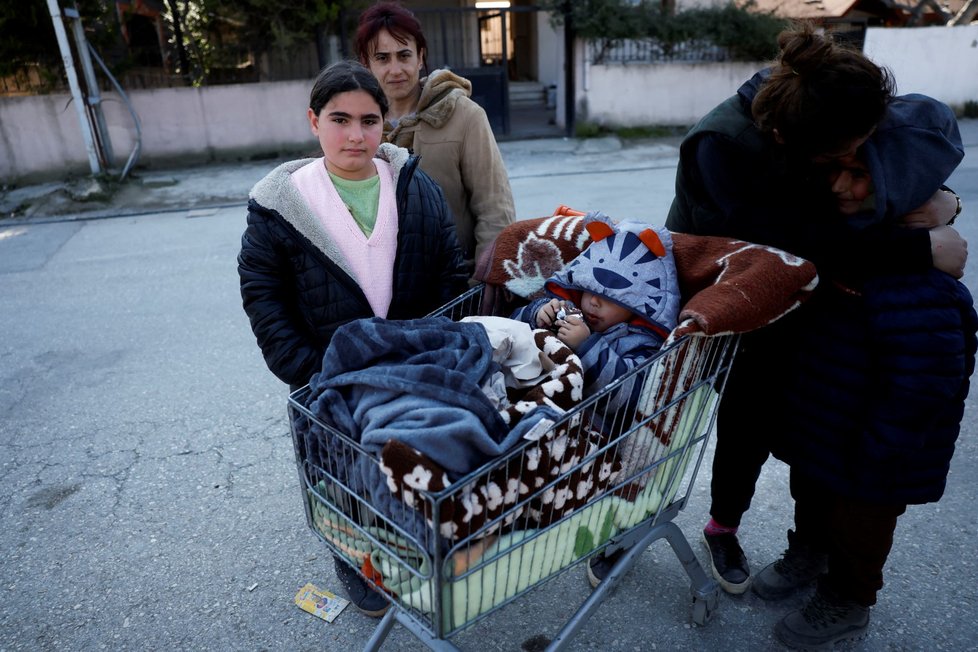 Rodina Parlakgunových po zemětřesení přežívá, jak se dá. Hatay, Turecko (14. 2. 2023).