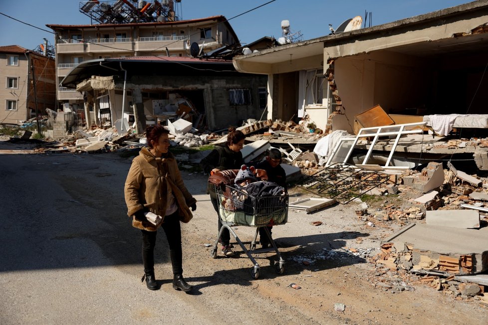 Rodina Parlakgunových po zemětřesení přežívá, jak se dá. Hatay, Turecko (14. 2. 2023).