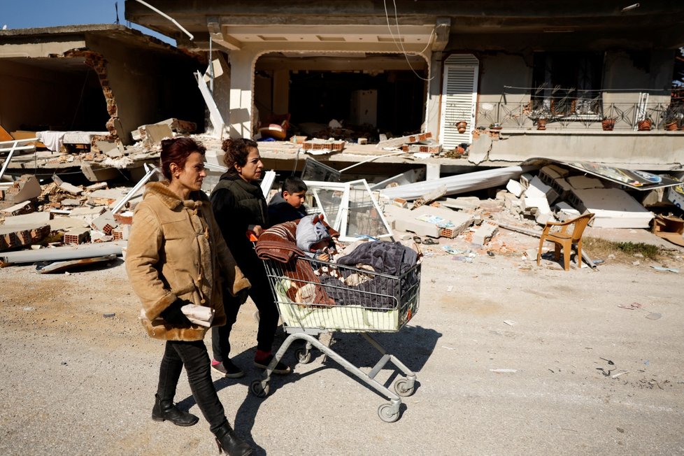Rodina Parlakgunových po zemětřesení přežívá, jak se dá. Hatay, Turecko (14. 2. 2023).