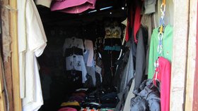 Padělky oblečení ve stánku na tržnici v Hatích.