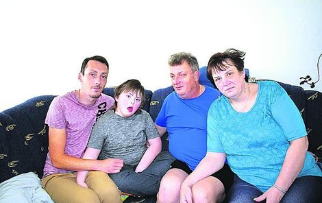 Haufovi v novém – vpravo Radim Hauf s manželkou Marcelou. Vlevo nejstarší syn Tomáš a Matyáš postižený Downovým syndromem.
