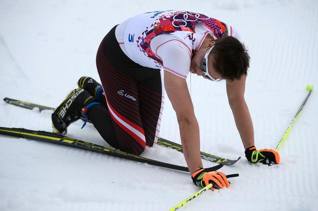 Vyčerpaný klasický lyžař Max Hauke za cílovou páskou