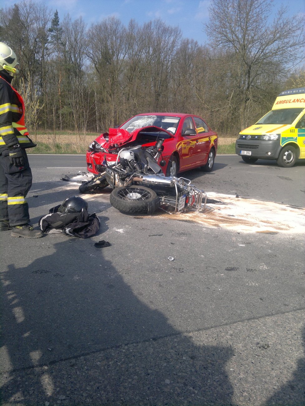 16. 4. - Řidič červené oktávky prý v ranním slunci přehlédl motorku.