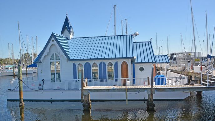 Bývalá obřadní kaple "Chapel on the Bay" byla majitelem přestavěna na hausbót..