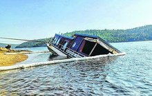 Záchranná akce na Orlíku: Lovili utopený hausbót
