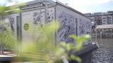 Na Vltavě kotví unikát! Chata na vodě pro architektku Annu Šlapetovou bude mít i zahrádku