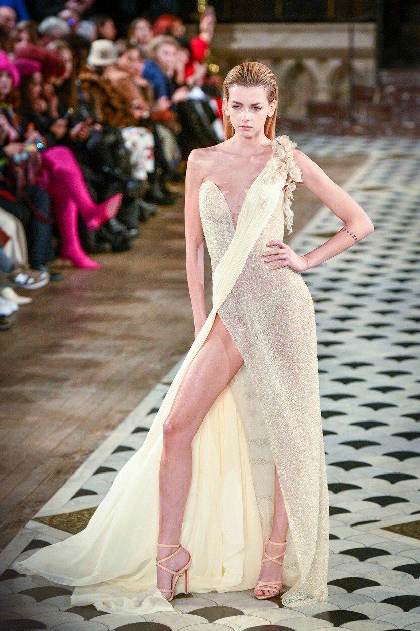 Přehlídka průsvitných modelům na přehlídce Haute Couture na pařížském týdnu módy.