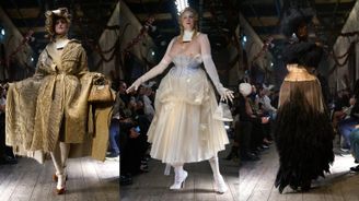 Ochlupení všité do hedvábí a porcelánová pleť: John Galliano uvedl kolekci, která změní haute couture