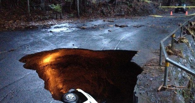 Hororová autonehoda: Díra na silnici spolkla dodávku i s řidičkou!