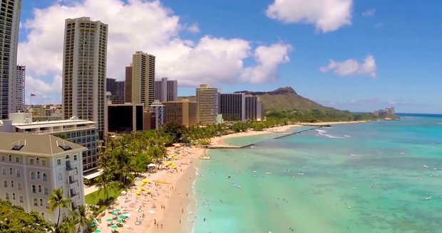 Slavná pláž Waikiki na Havaji