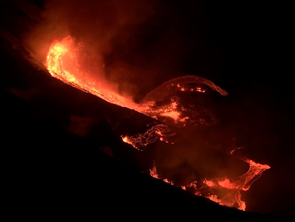Kilauea na Havaji opět chrlí lávu a žhavý popel