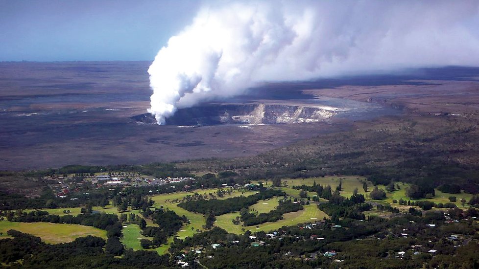 Kilauea na Havaji opět chrlí lávu a žhavý popel.