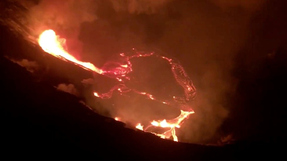 Kilauea na Havaji opět chrlí lávu a žhavý popel