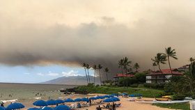 Havajský ostrov Maui bojuje s rozsáhlým lesním požárem