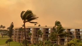 Havajský ostrov Maui bojuje s rozsáhlým lesním požárem
