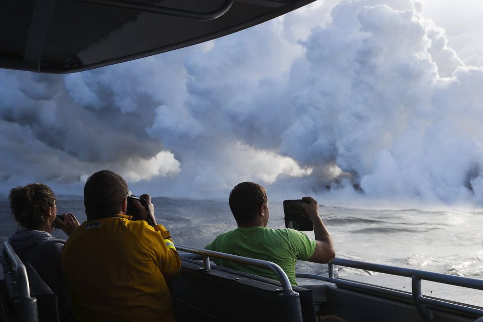 Lidé si jezdí fotit, jak láva vtéká do oceánu.