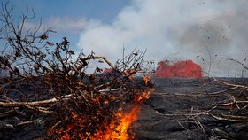 Láva z havajské sopky Kilauea se valí do moře a likviduje vše, co jí stojí v cestě. Ohrožena je i geotermální elektrárna, pokrývá asi čtvrtinu potřeby elektrické energie na ostrově. (23.5.2018).