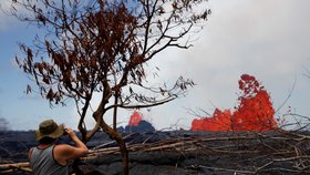 Láva z havajské sopky Kilauea se valí do moře a likviduje vše, co jí stojí v cestě. Ohrožena je i geotermální elektrárna, pokrývá asi čtvrtinu potřeby elektrické energie na ostrově. (23.5.2018).