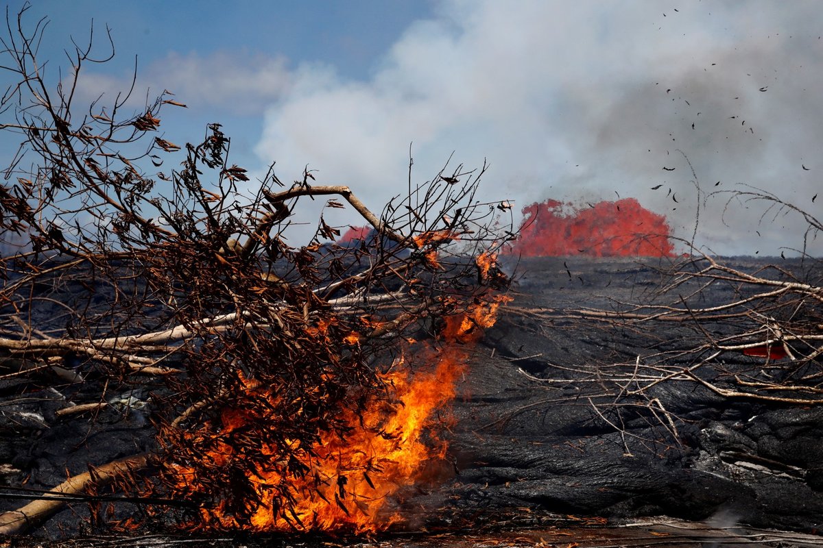 Láva z havajské sopky Kilauea se valí do moře a likviduje vše, co jí stojí v cestě. Ohrožena je i geotermální elektrárna, pokrývá asi čtvrtinu potřeby elektrické energie na ostrově. (23.5.2018).