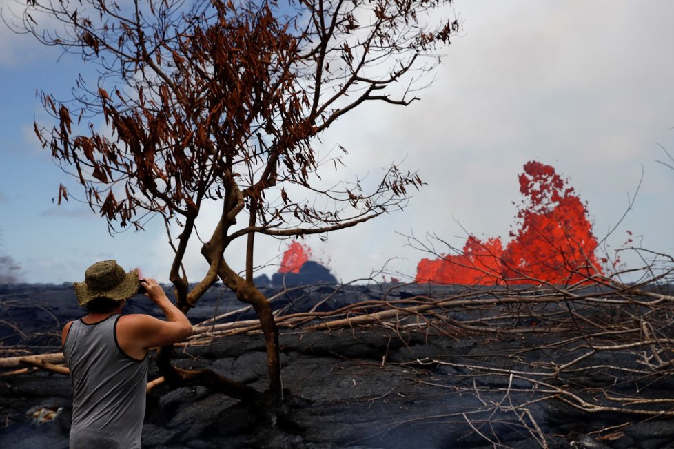 Láva z havajské sopky Kilauea se valí do moře a likviduje vše, co jí stojí v cestě. Ohrožena je i geotermální elektrárna, pokrývá asi čtvrtinu potřeby elektrické energie na ostrově. (23.5.2018).