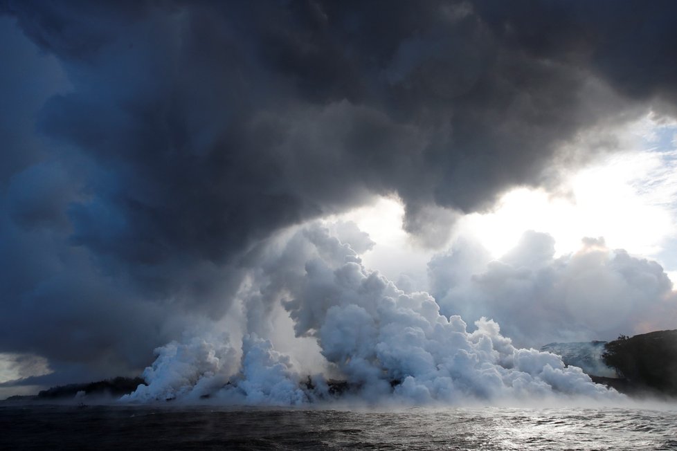 Láva z kráteru Kilauey od počátku týdne směřuje do moře a při kontaktu s vodou vlivem tlaku vodních par a chemických reakcí v divokém ohňostroji exploduje.