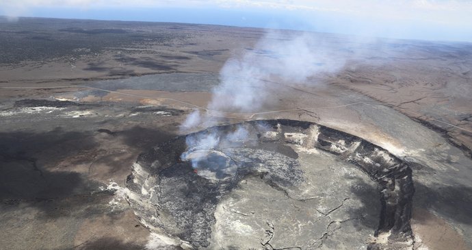 Na Havaji vybouchla sopka. Úřady vyhlásily evakuaci, lidem hrozí otrava i popálení lávou (3. 5. 2018).