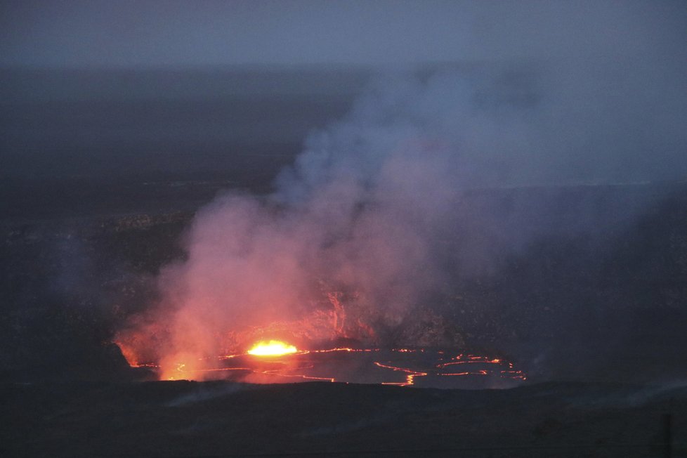 Na Havaji vybouchla sopka. Úřady vyhlásily evakuaci, lidem hrozí otrava i popálení lávou (3. 5. 2018).