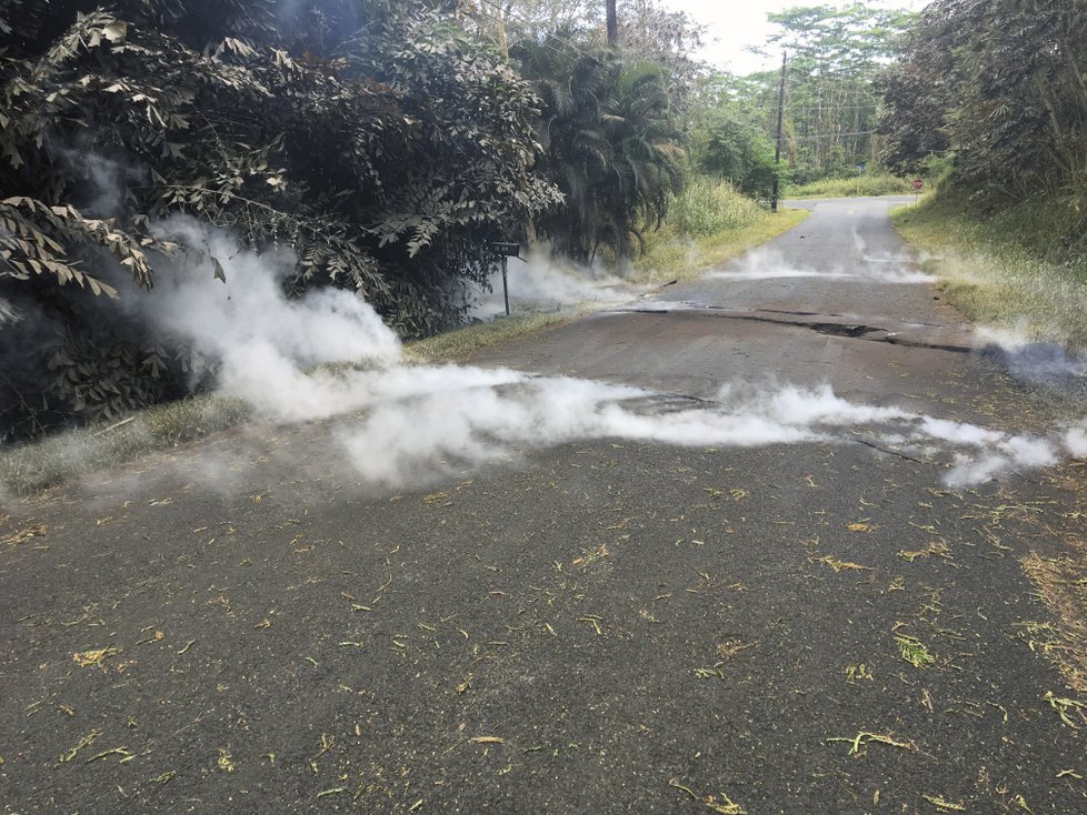 Řádění havajské sopky pokračuje, láva se vylila do obydlené oblasti.