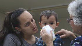 Na Havaji došlo k erupci sopky Kilauea. Úřady lidem kvůli snášejícímu se popelu rozdaly ochranné masky.