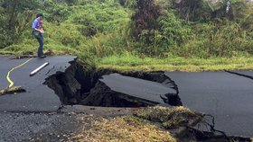 Erupci sopky doprovází zemětřesení.