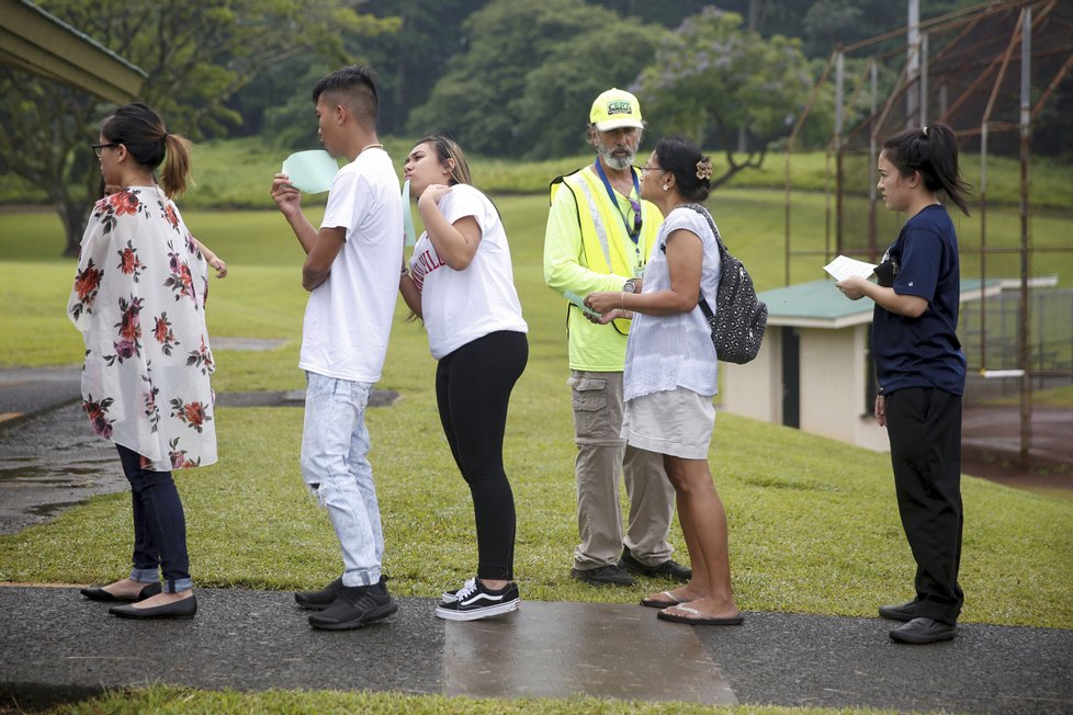 Na Havaji došlo k erupci sopky Kilauea. Úřady lidem kvůli snášejícímu se popelu rozdaly ochranné masky.