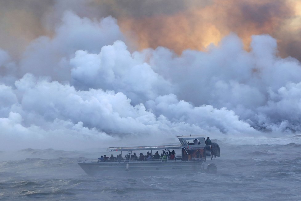 Lávová bomba vyvržená z havajské sopky zasáhla loď a zranila 23 lidí.