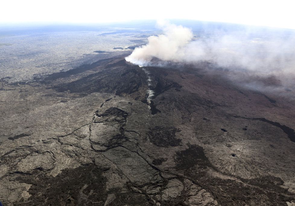 Sopka na Havaji pokračuje v chrlení lávy. Erupci doprovázejí silná zemětřesení