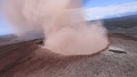 Sopka na Havaji pokračuje v chrlení lávy. Erupci doprovázejí silná zemětřesení.