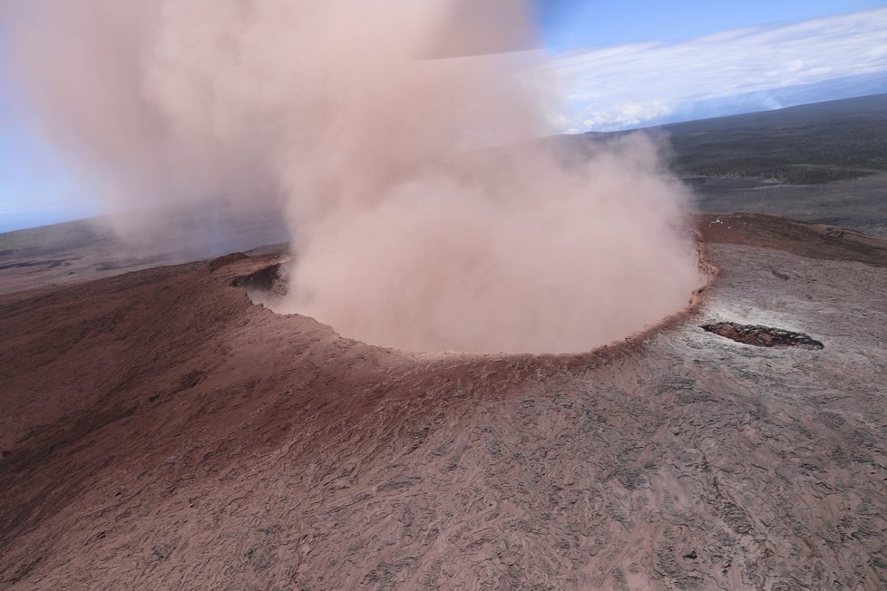 Sopka na Havaji pokračuje v chrlení lávy. Erupci doprovázejí silná zemětřesení (5.05.2018).