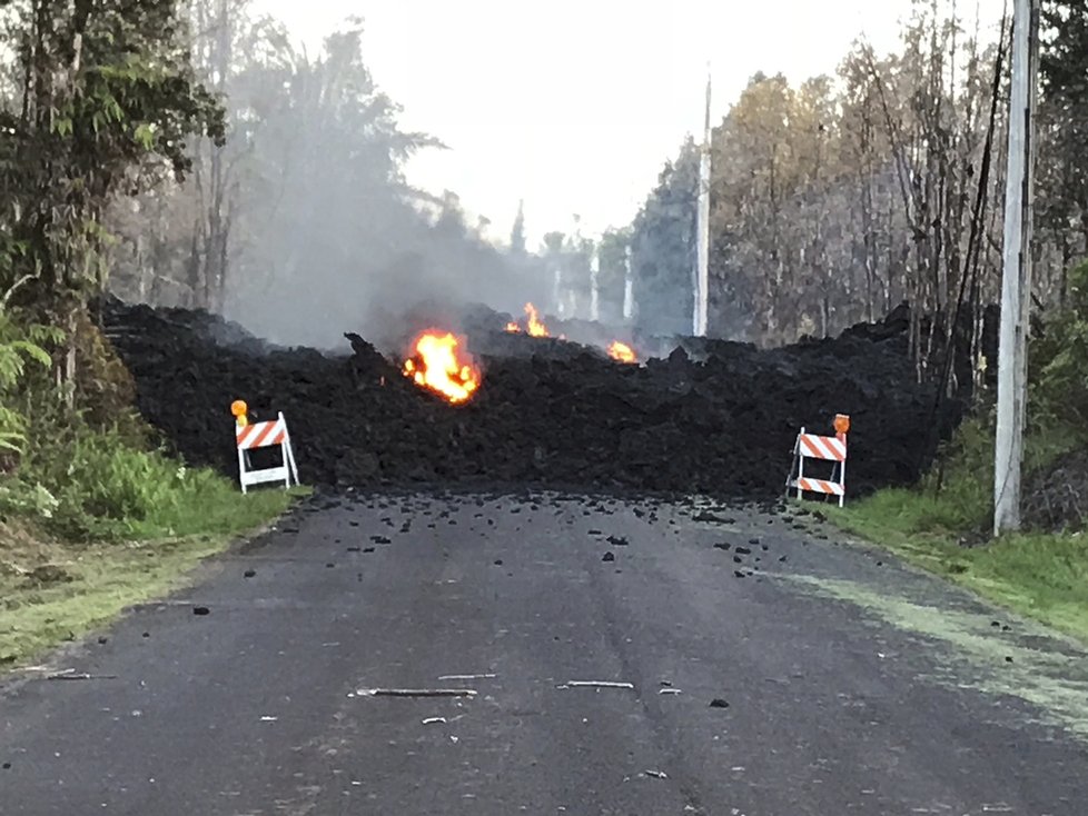 Sopka na Havaji pokračuje v chrlení lávy. Erupci doprovázejí silná zemětřesení