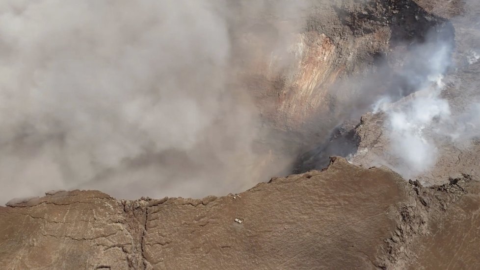 Sopka na Havaji pokračuje v chrlení lávy. Erupci doprovázejí silná zemětřesení