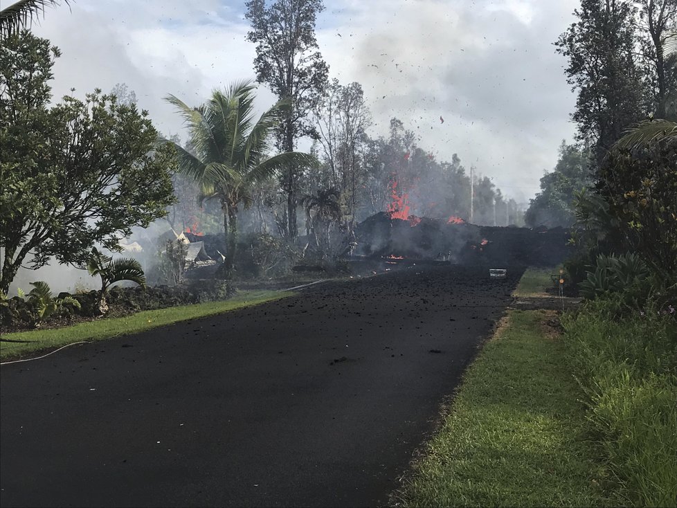 Sopka na Havaji pokračuje v chrlení lávy. Erupci doprovázejí silná zemětřesení (5.05.2018).