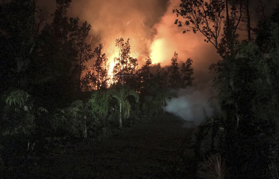 Sopka na Havaji pokračuje v chrlení lávy. Erupci doprovázejí silná zemětřesení